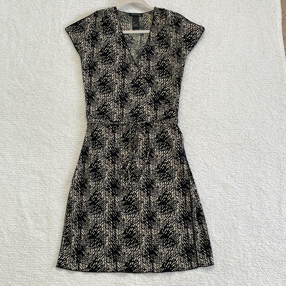 KENNETH COLE BEAUTIFUL WRAP DRESS, BLACK AND CREAM COLOR, SIZE SMALL